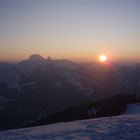 Die Sonne verschwindet hinter den Bergen