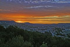 Die Sonne versinkt hinter den Budabergen / Budapest