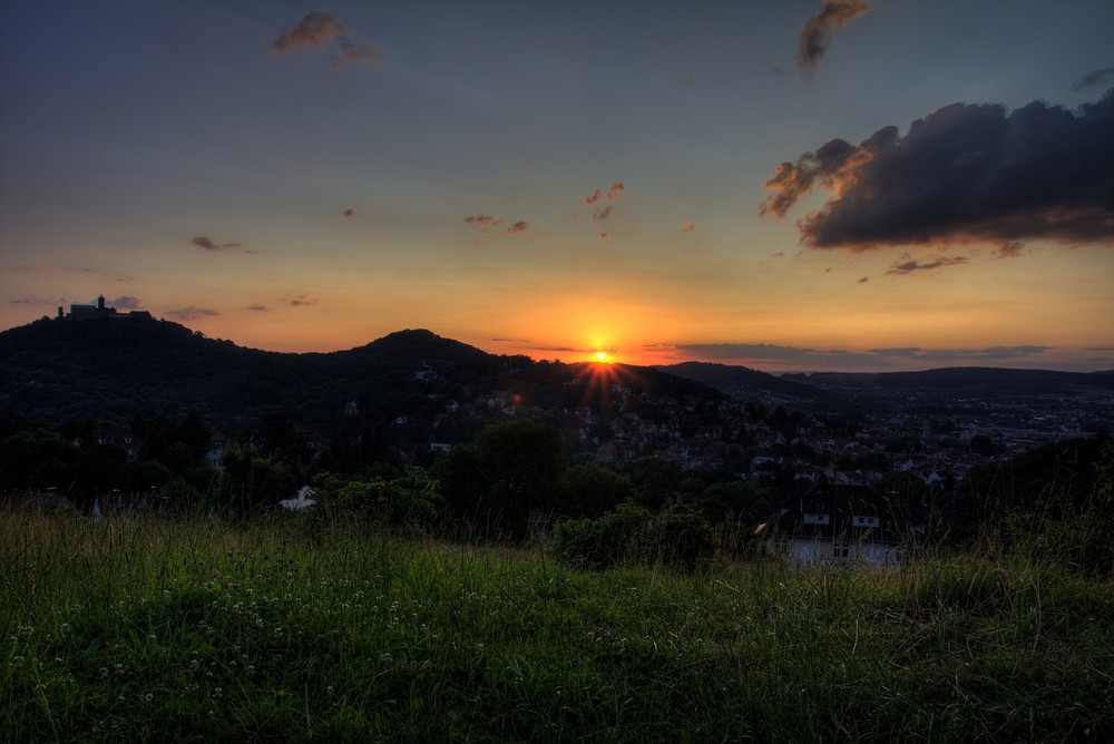 Die Sonne versinkt hinter Eisenach...