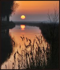 Die Sonne versinkt im Kanal.