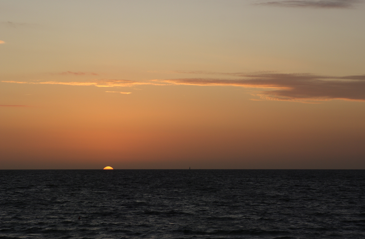 Die Sonne versinkt im Meer