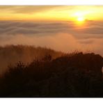 Die Sonne versinkt im mittelländischen Nebel-Meer