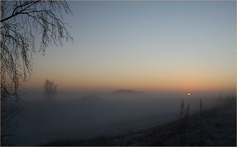 Die Sonne versinkt im Nebel