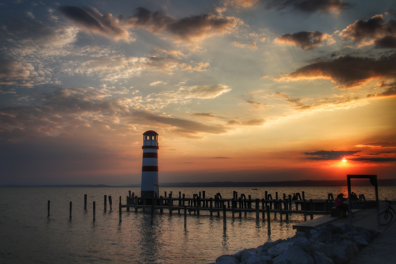 Die Sonne versinkt im Neusiedlersee