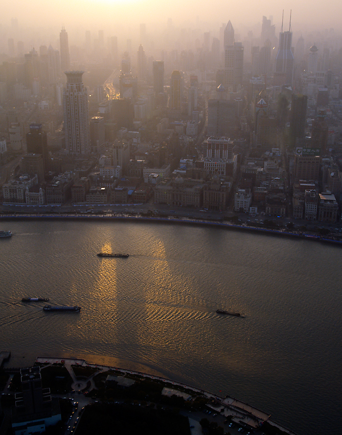 Die Sonne versinkt im Smog von Shanghai ... gesehen vom Oriental Pearl Tower