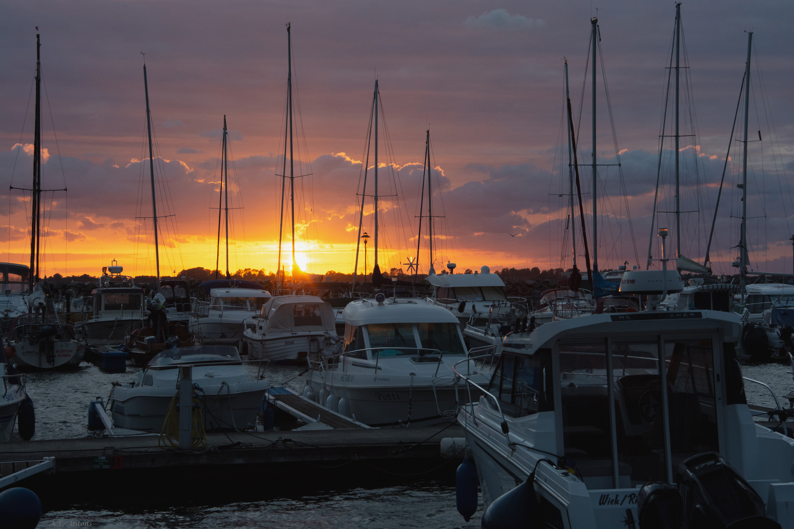 Die Sonne versinkt im Wieker Bodden