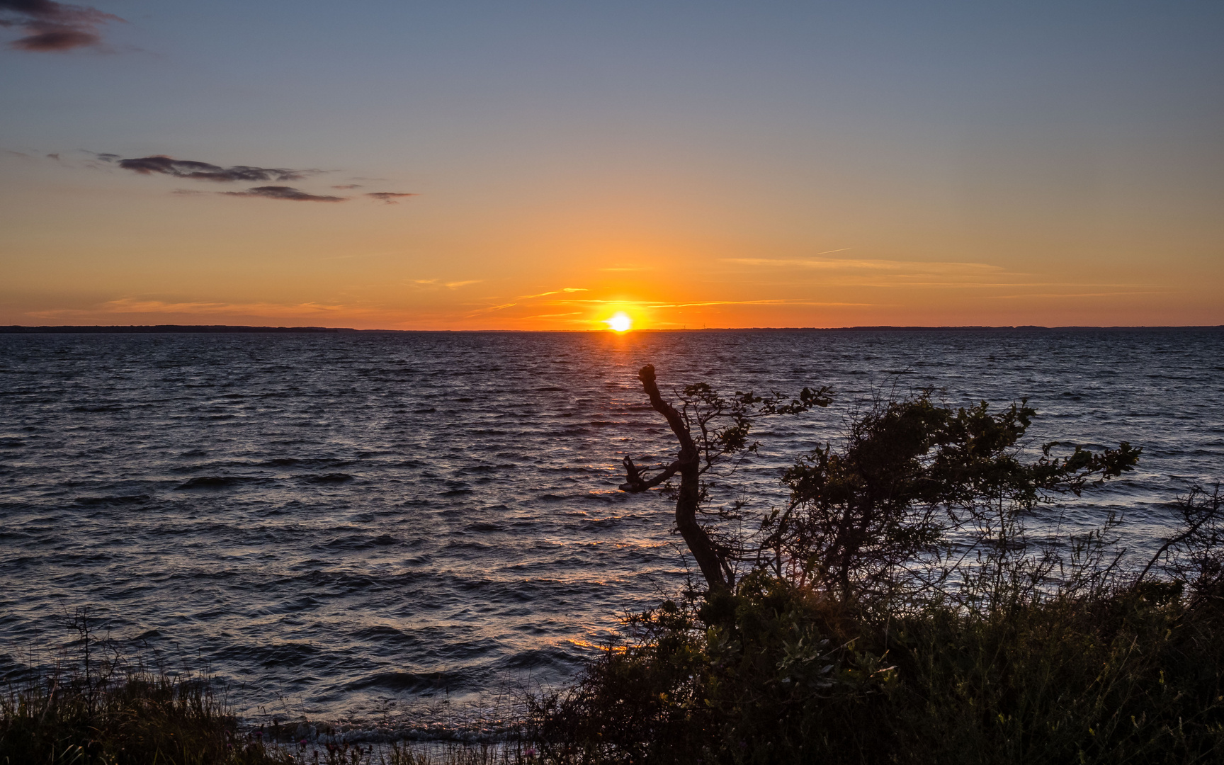 Die Sonne versinkt in der Ostsee