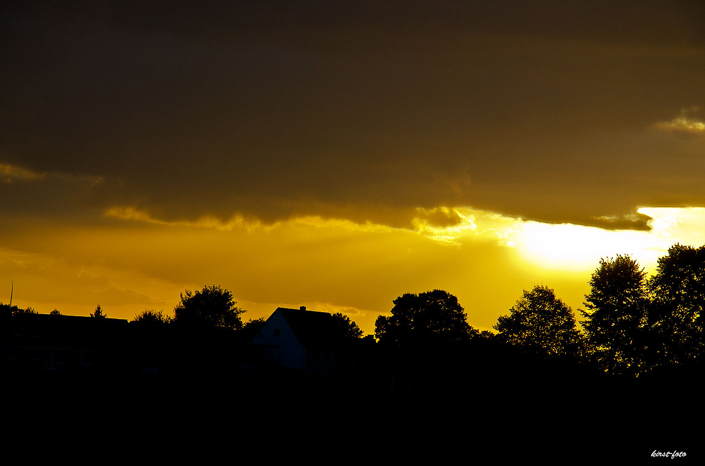 Die-Sonne-versteckt-sich-hinter-einem-Regenband