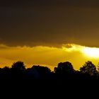 Die-Sonne-versteckt-sich-hinter-einem-Regenband