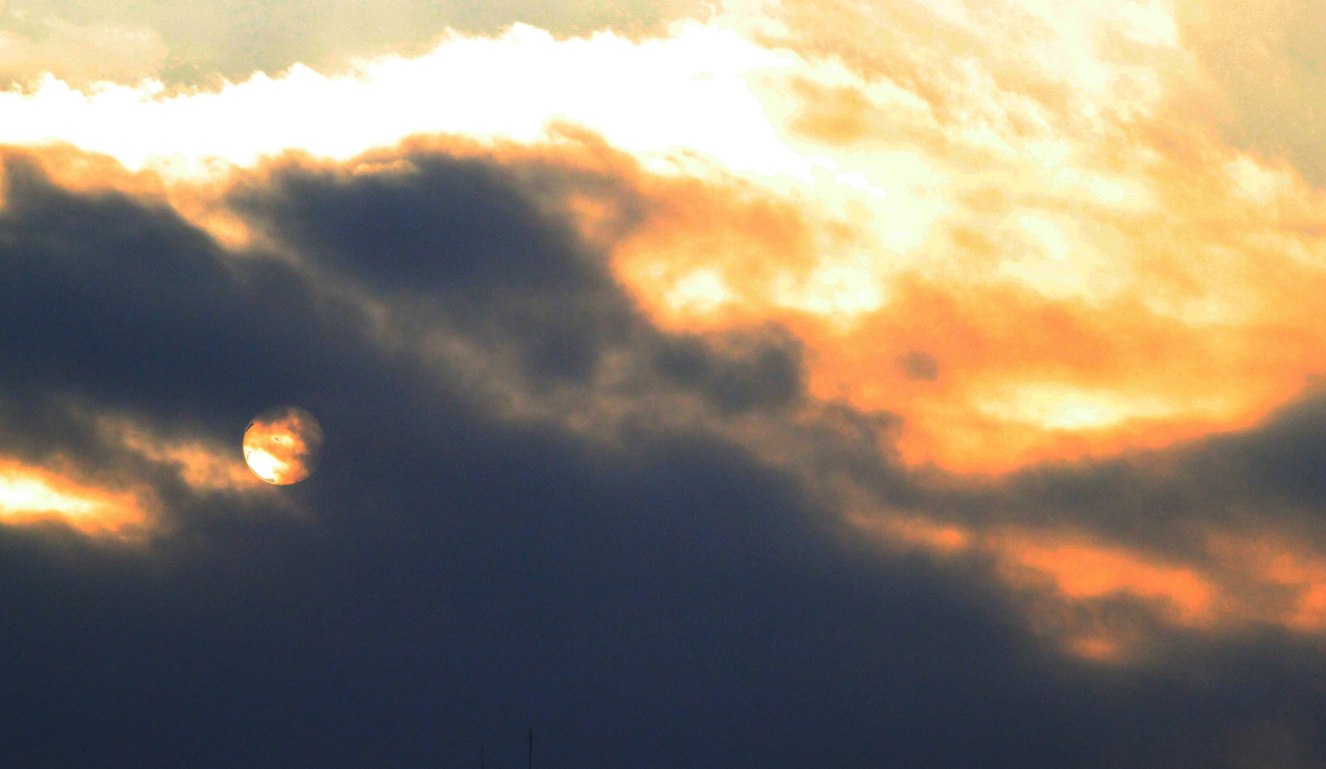 Die Sonne versteckt sich.Sie ist schuld an der Kälte.