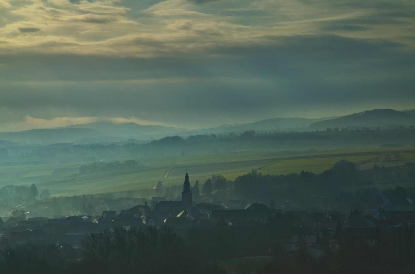 Die Sonne vertreibt den Nebel über Bad Zwesten