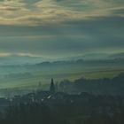 Die Sonne vertreibt den Nebel über Bad Zwesten