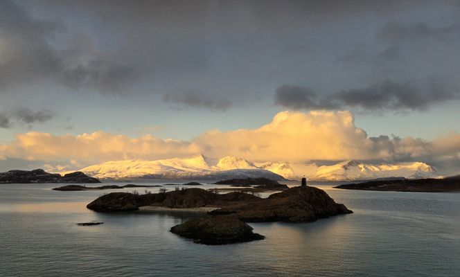 Die Sonne wagt sich empor.