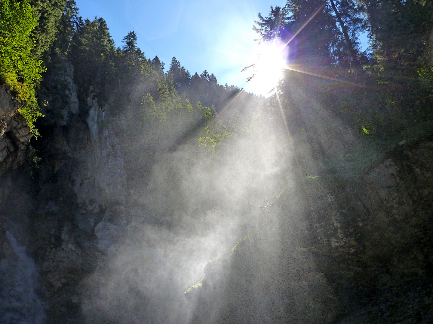 Die Sonnenstrahlen besiegen den Nebel ...