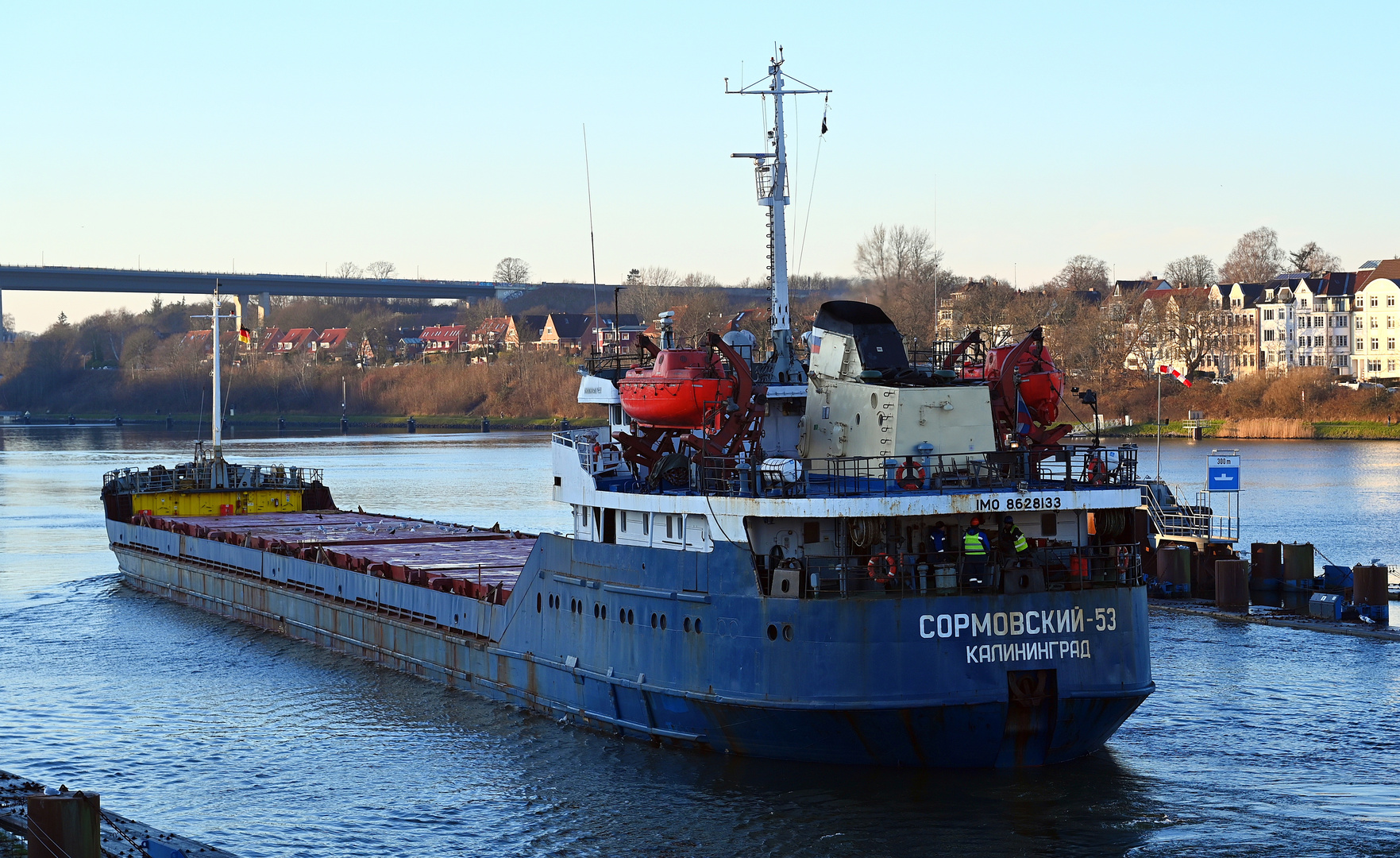 Die SORMOVSKIY 53 verlässt die Schleuse Kiel Holtenau