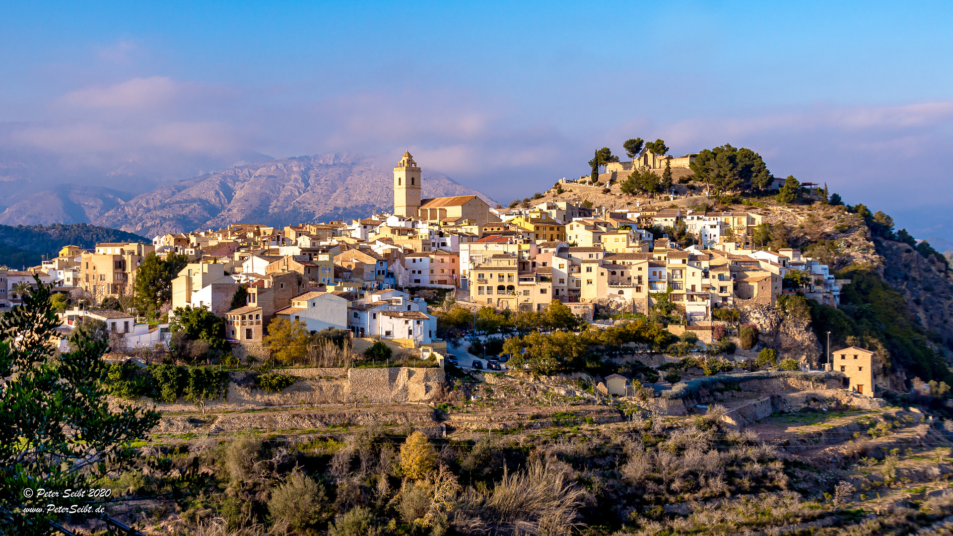 Die spanische Ortschaft "Polop" in der Abendsonne