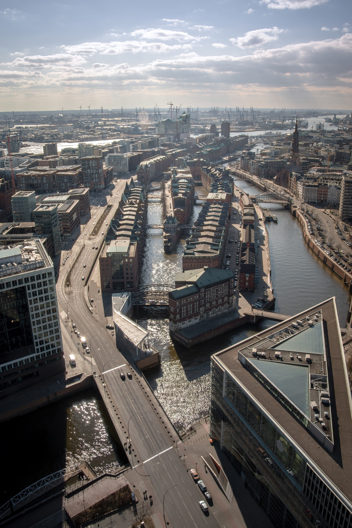 Die Speicherstadt in Hamburg mit der Elbphilharmonie vom Highflyer aus (2013)