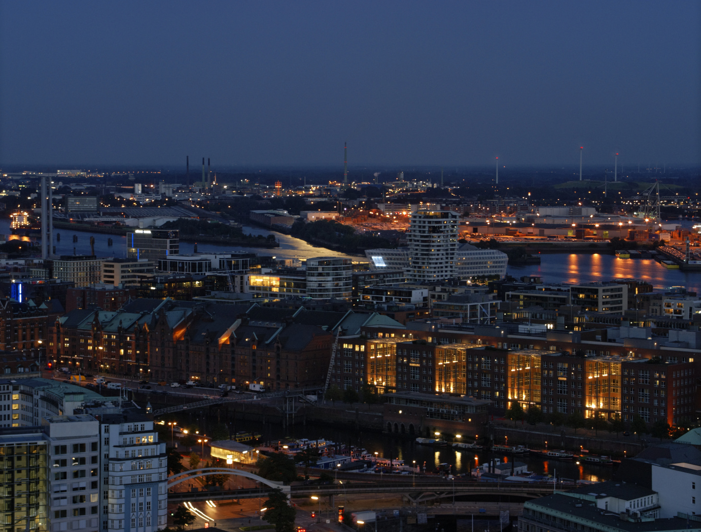 Die Speicherstadt vom Michel aus gesehen bei Nacht.