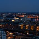 Die Speicherstadt vom Michel aus gesehen bei Nacht.