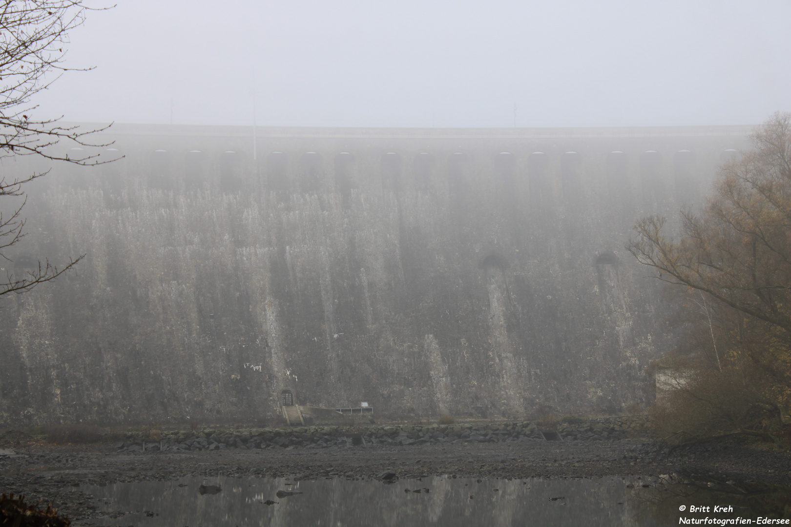 Die Sperrmauer am Edersee mal aus einer .....