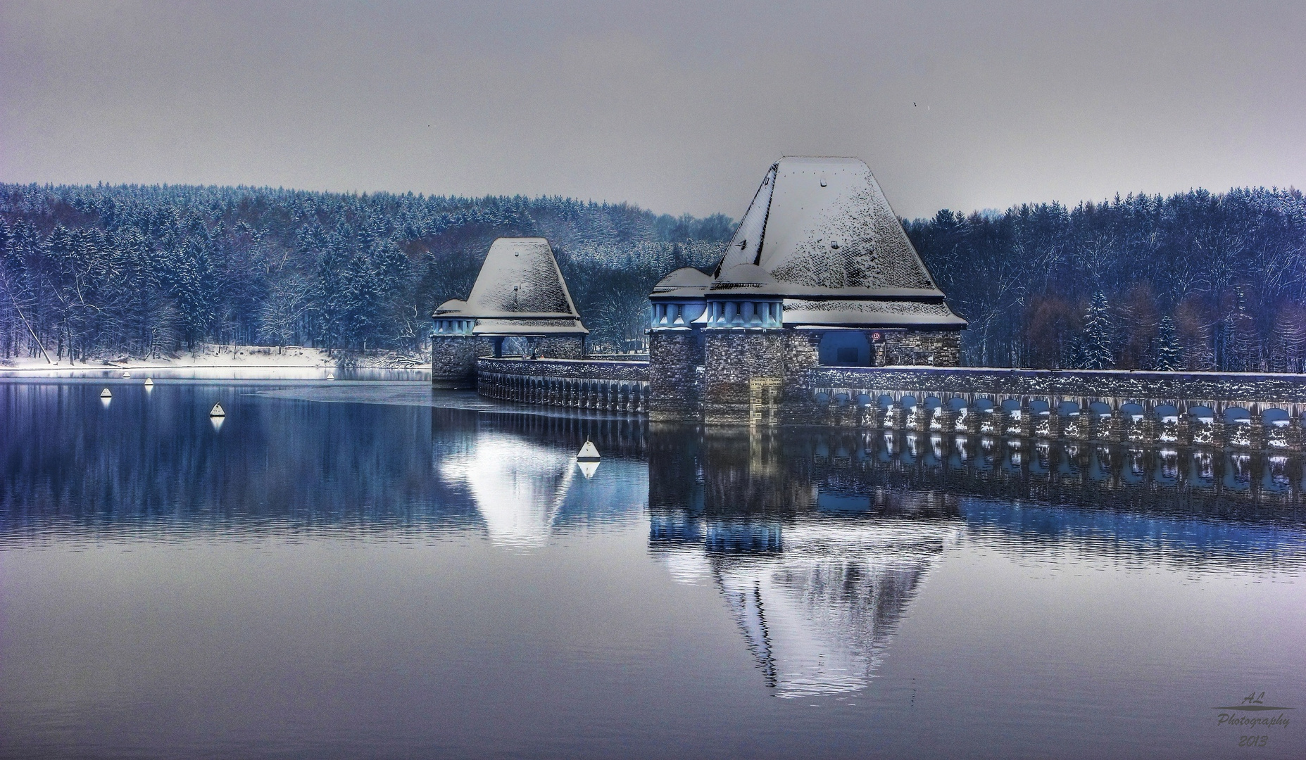 Die Sperrmauer der Möhnetalsperre (Möhnesee)