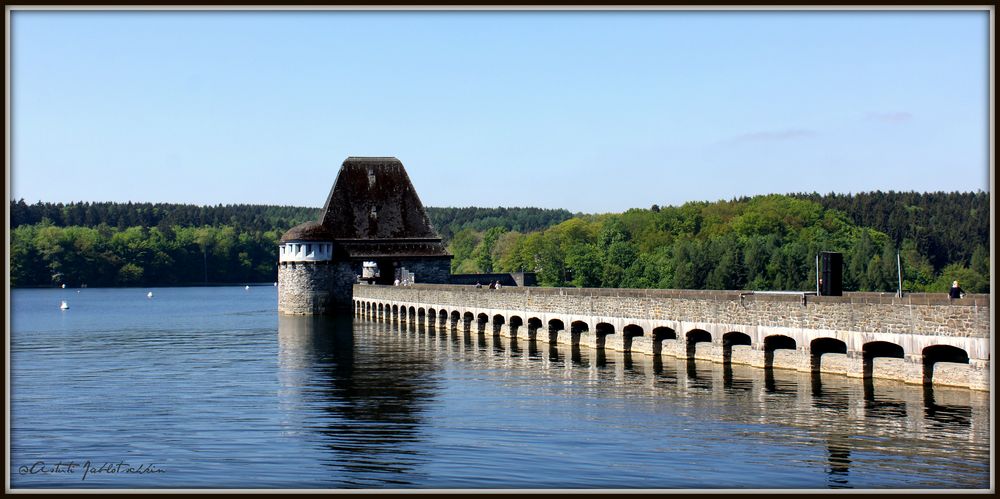 Die Sperrmauer des Möhnesees