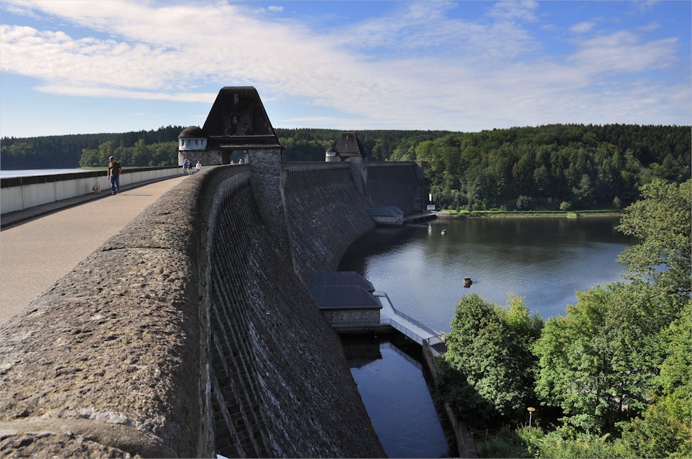 die Sperrmauer...