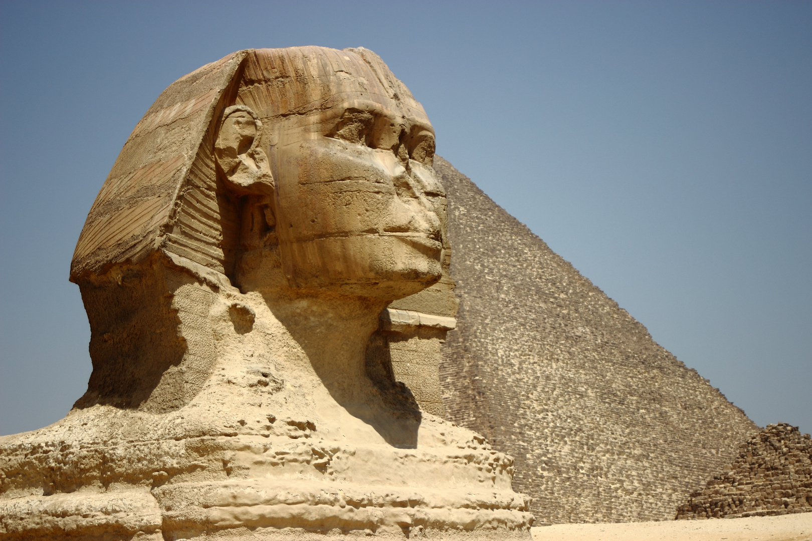 Die Sphinx mit der Cheops-Pyramide im Hintergrund