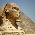 Die Sphinx mit der Cheops-Pyramide im Hintergrund