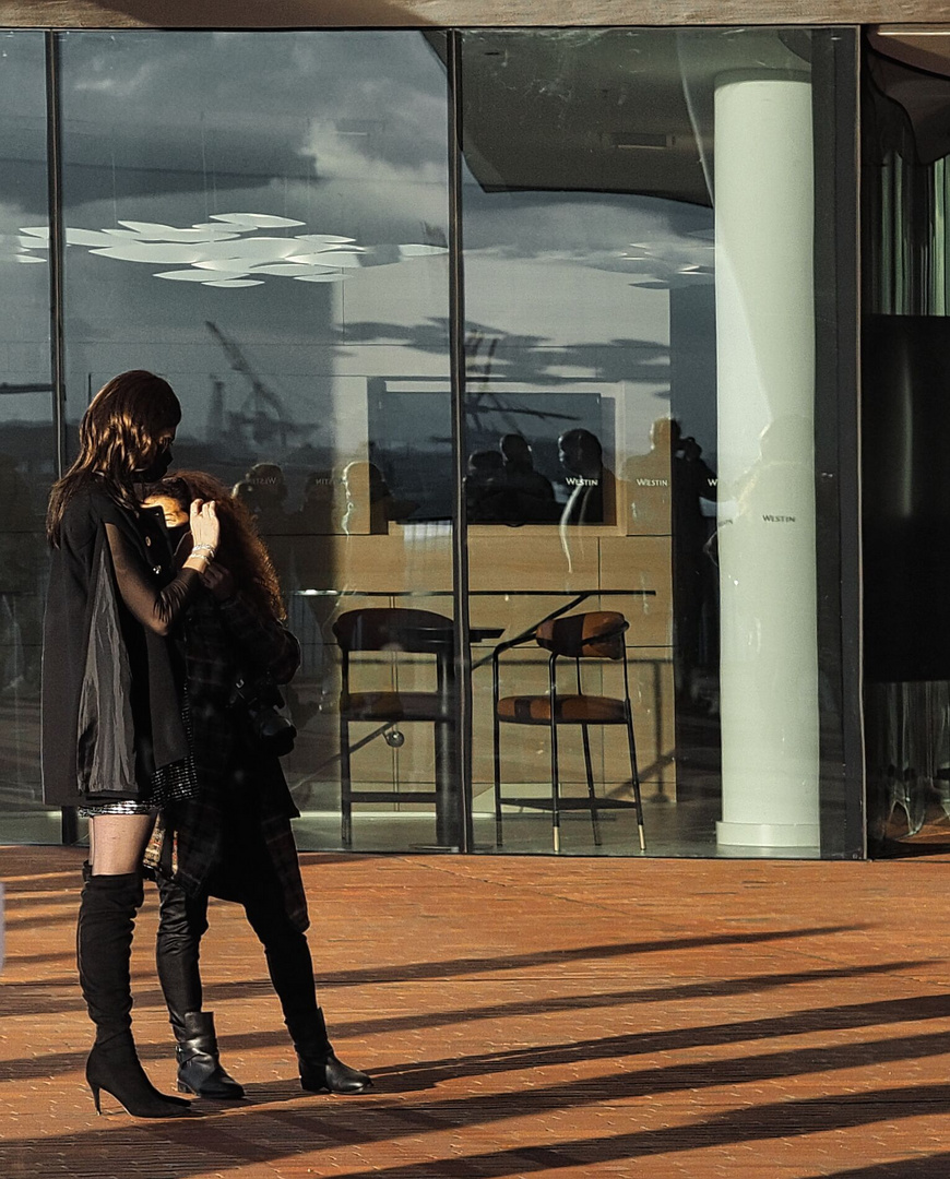 Die Spiegelung auf der Plattform der Elbphilharmonie (Dienstag Spiegeltag)