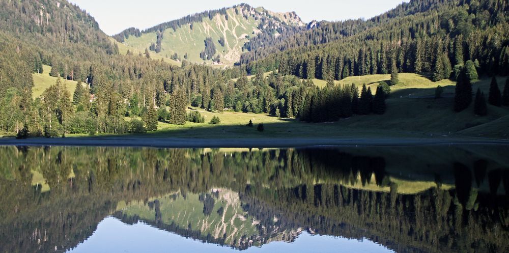 Die Spiegelung des Berges "Bodenschneid" im 1100m hochgelegenen Spitzingsee...