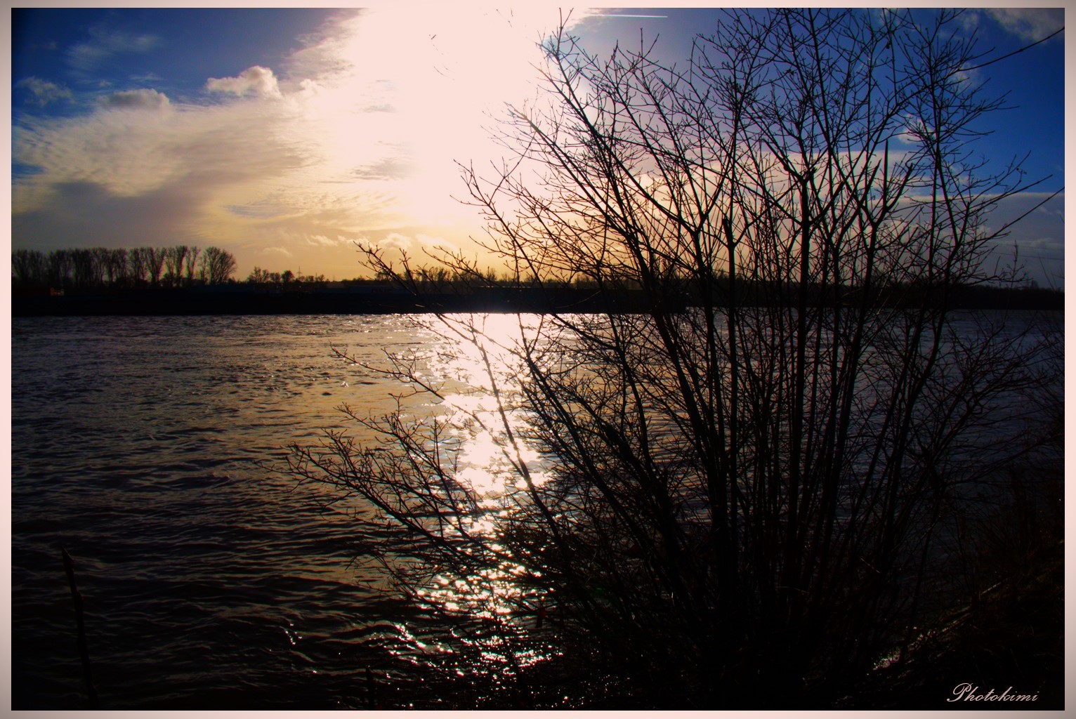 Die Spiegelung des Sonnenlichtes auf dem Wasser