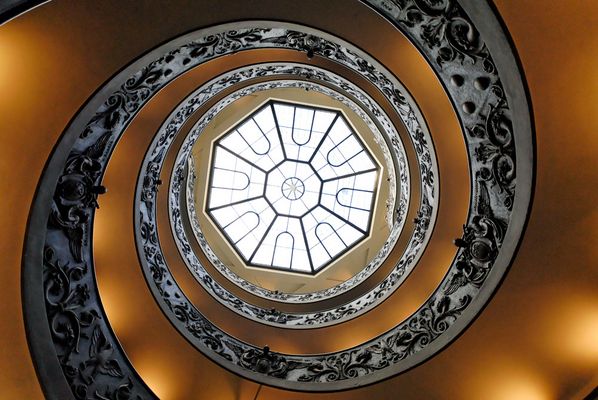 Die spiralförmig gedrehte (doppelte) Treppe der Vatikanischen Museen