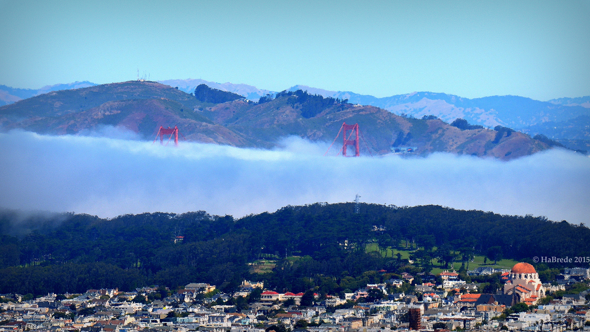 Die Spitzen der Golden Gate Bridge