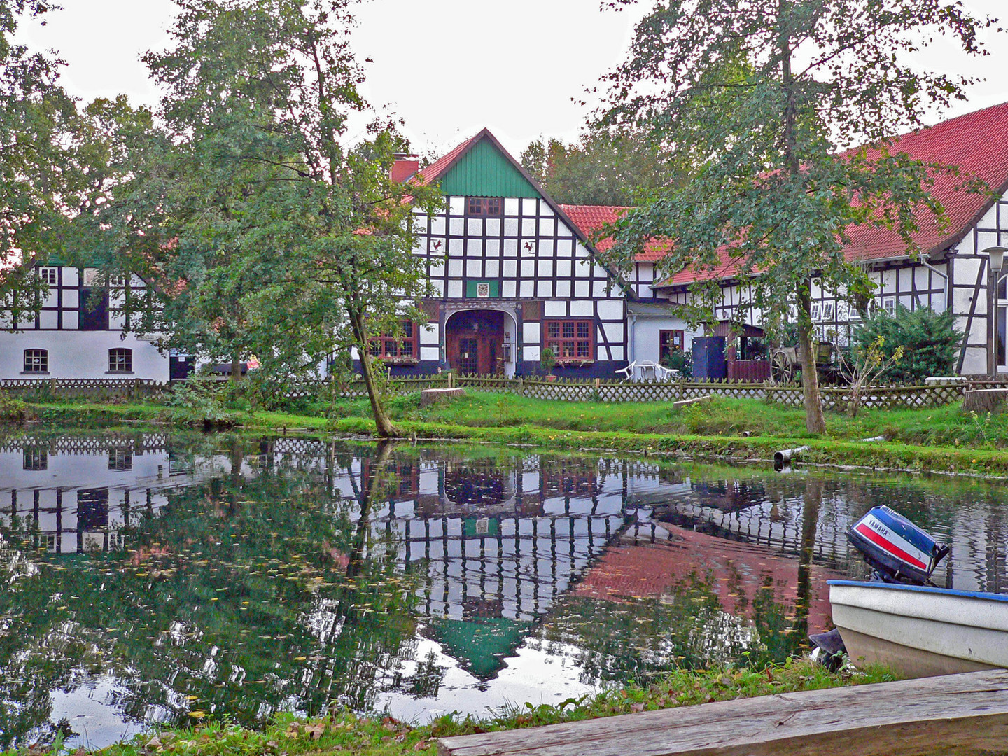 Die " Springmühle " mit Fischteich .   .   .