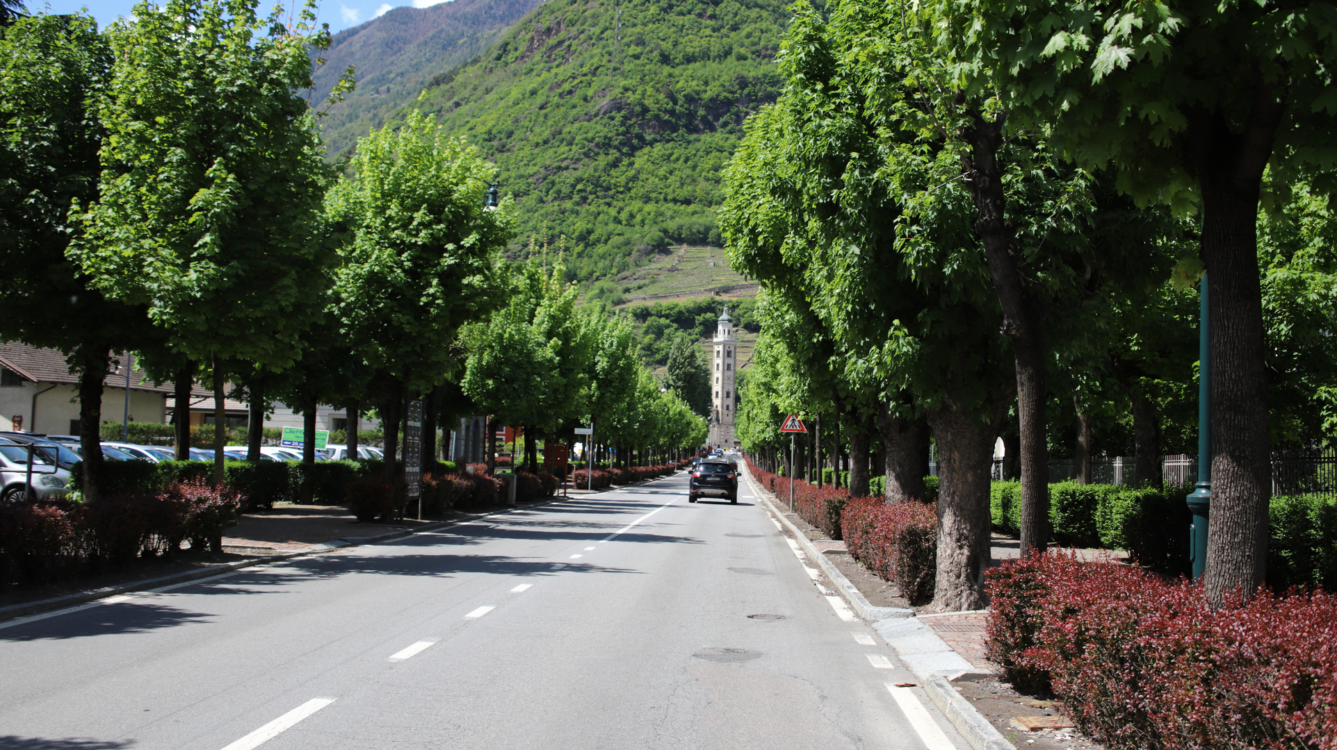 Die SS dello Stelvio in Tirano mit Blick zur Madonna di Tirano