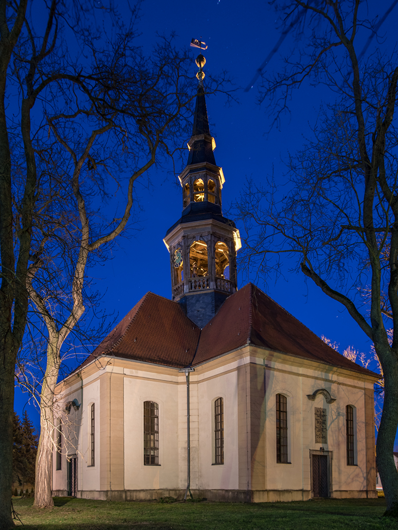 Die SSW-Seite der Niegripper Dorfkirche...