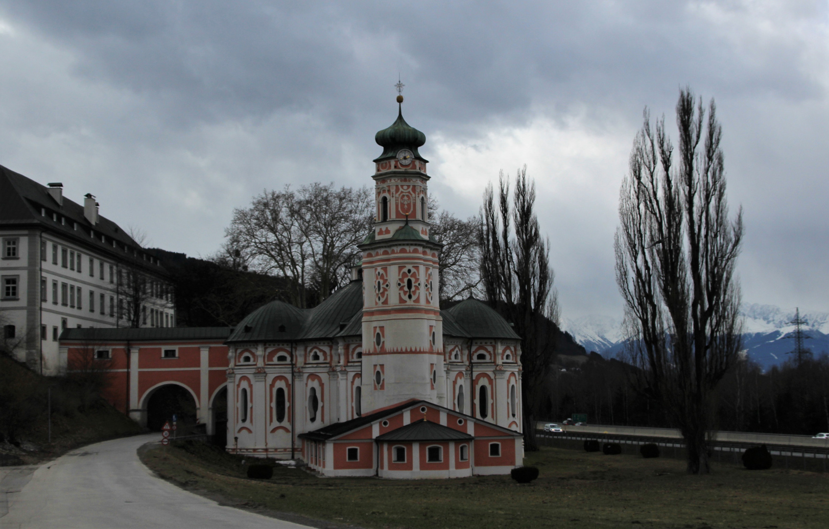 Die St. Karlskirche in Volders - eine der schönsten Rokokobauten Tirols