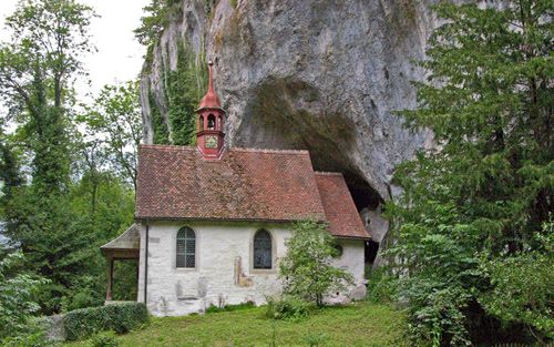 Die St. Martinskapelle im Schatten der Martinsfluh