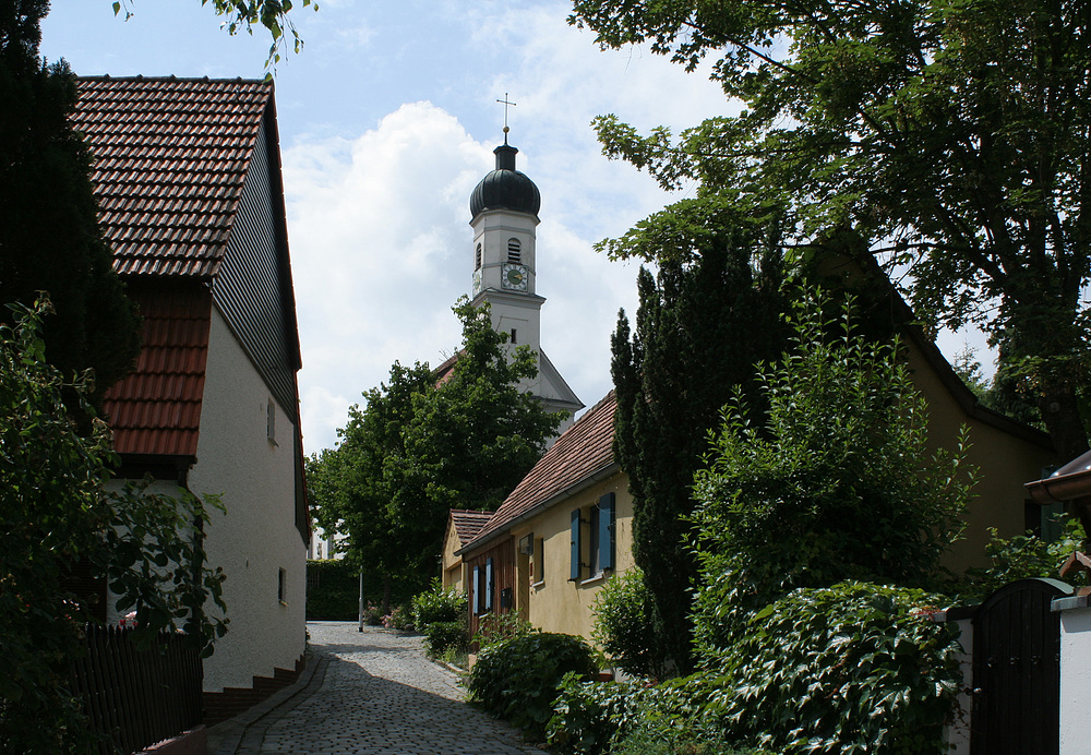 Die St.-Oswald-Kirche und die Alte Gasse in Leitershofen bei Augsburg