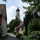 Die St.-Oswald-Kirche und die Alte Gasse in Leitershofen bei Augsburg