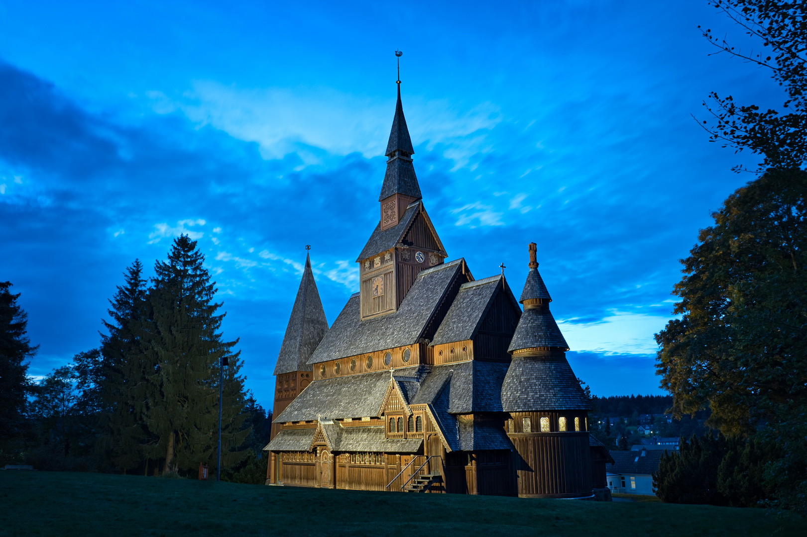 Die Stabkirche in Hahnenklee zur blauen Stunde 