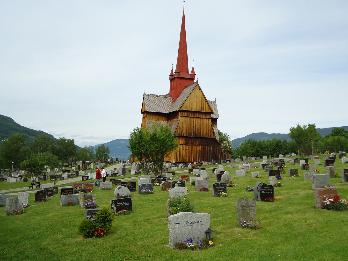 Die Stabkirche von Ringebu mit Friedhof.
