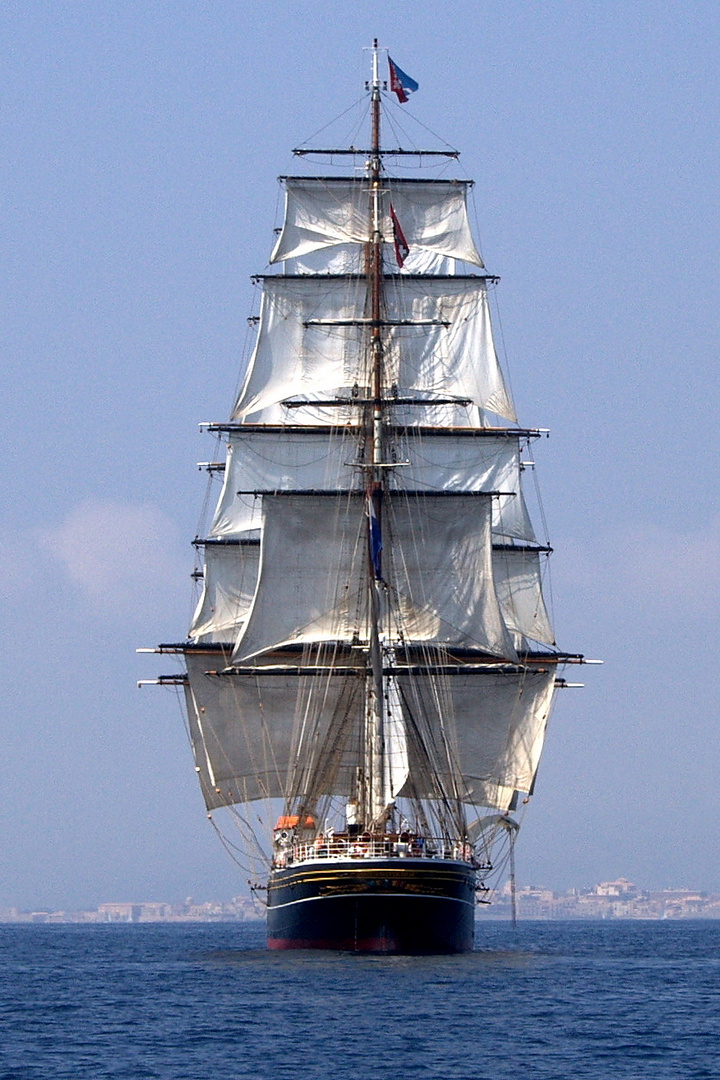 Die Stad Amsterdam unter Segeln vor Syracus/Sizilien