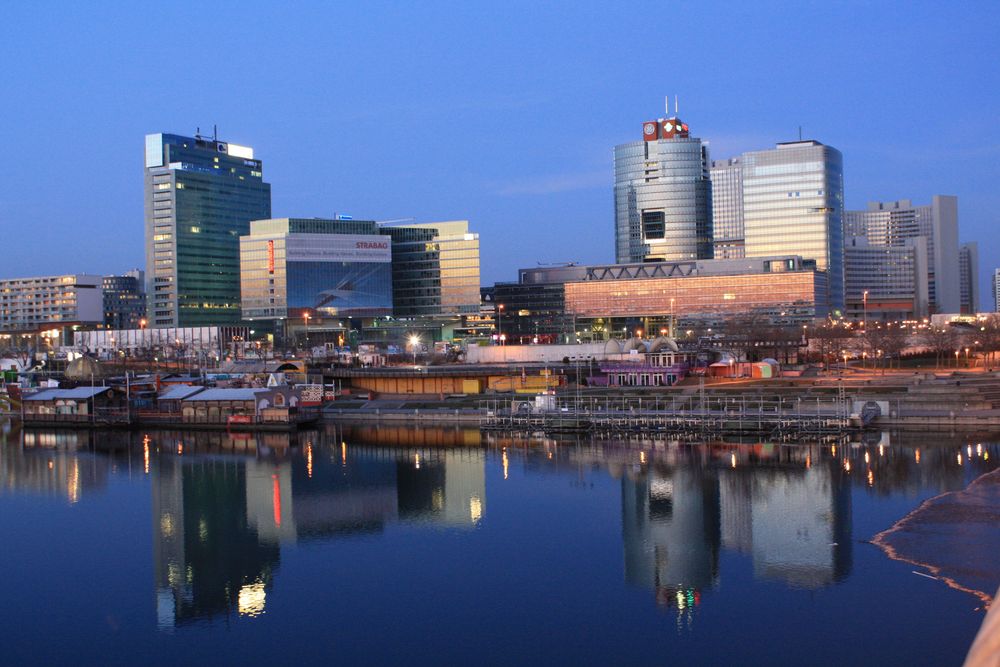 die Stadt am Ufer bei Abenddämmerung