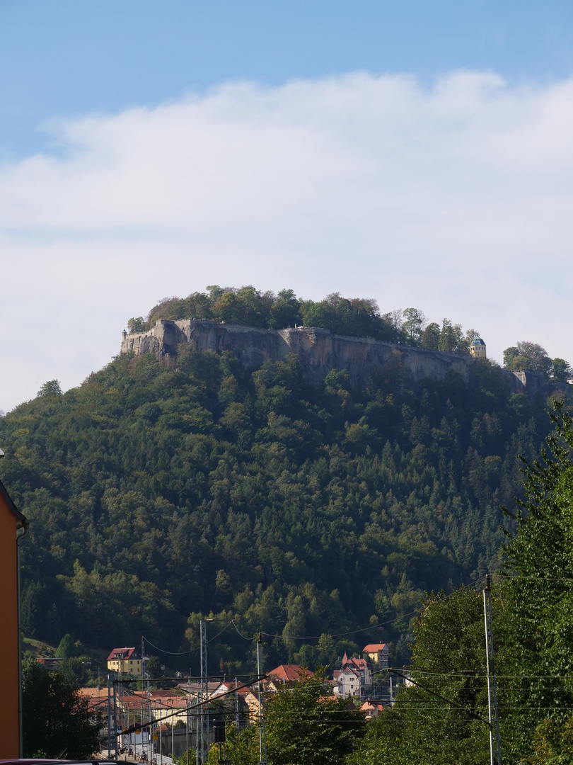 Die Stadt Königstein mit Blick auf die gleichnamige Festung.