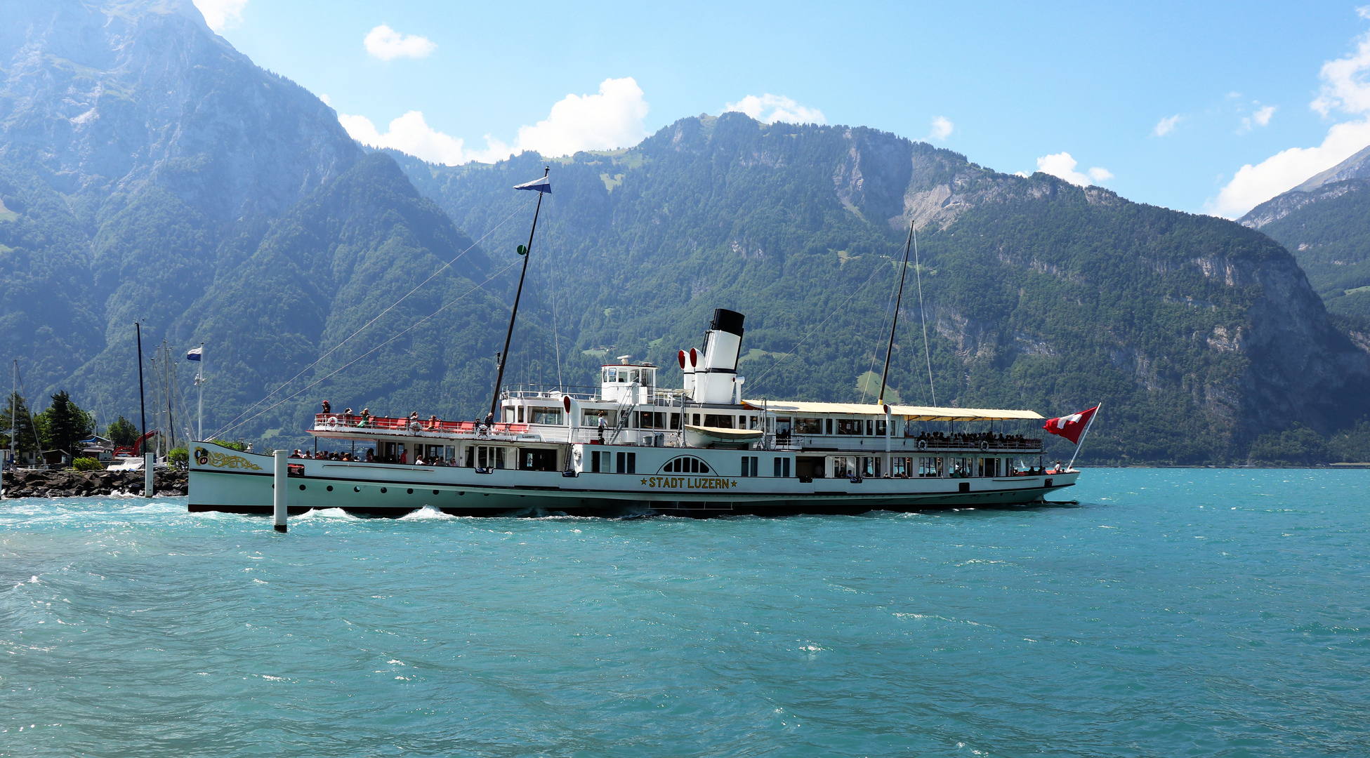 Die "Stadt Luzern" geht rückwärts aus der Anlegestelle.