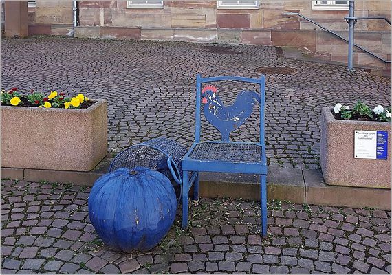 DIe Stadt mit den blauen Symbolen