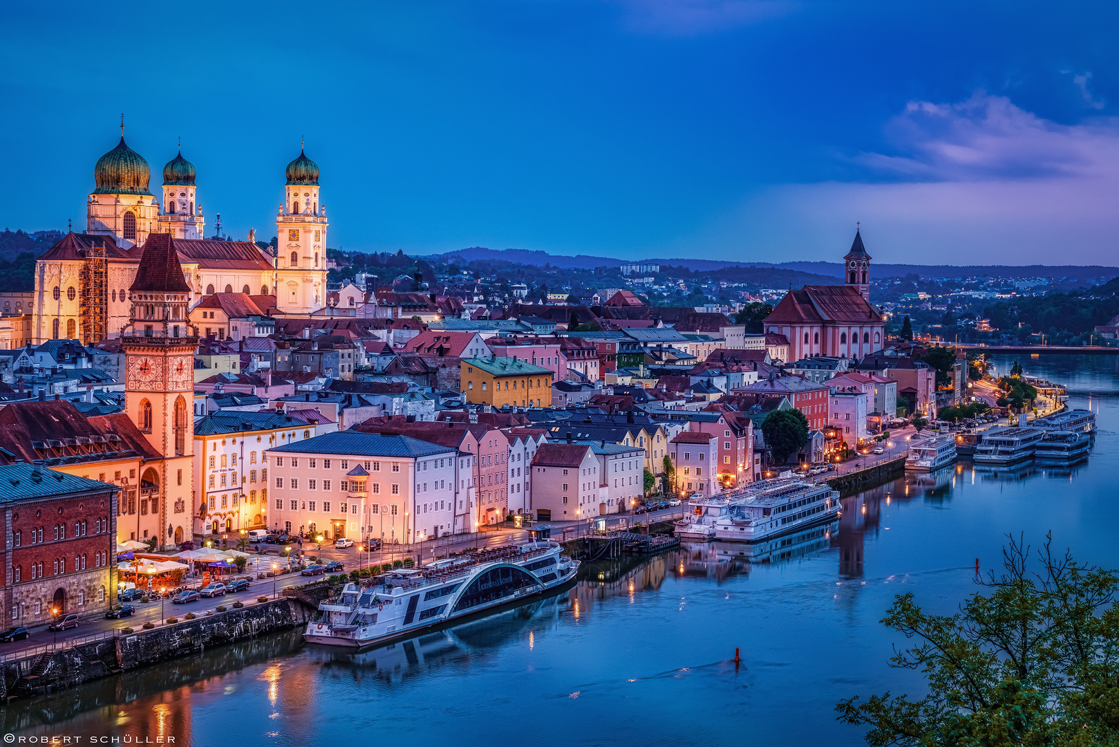 Die Stadt Passau liegt wunderschön am Ufer der Donau