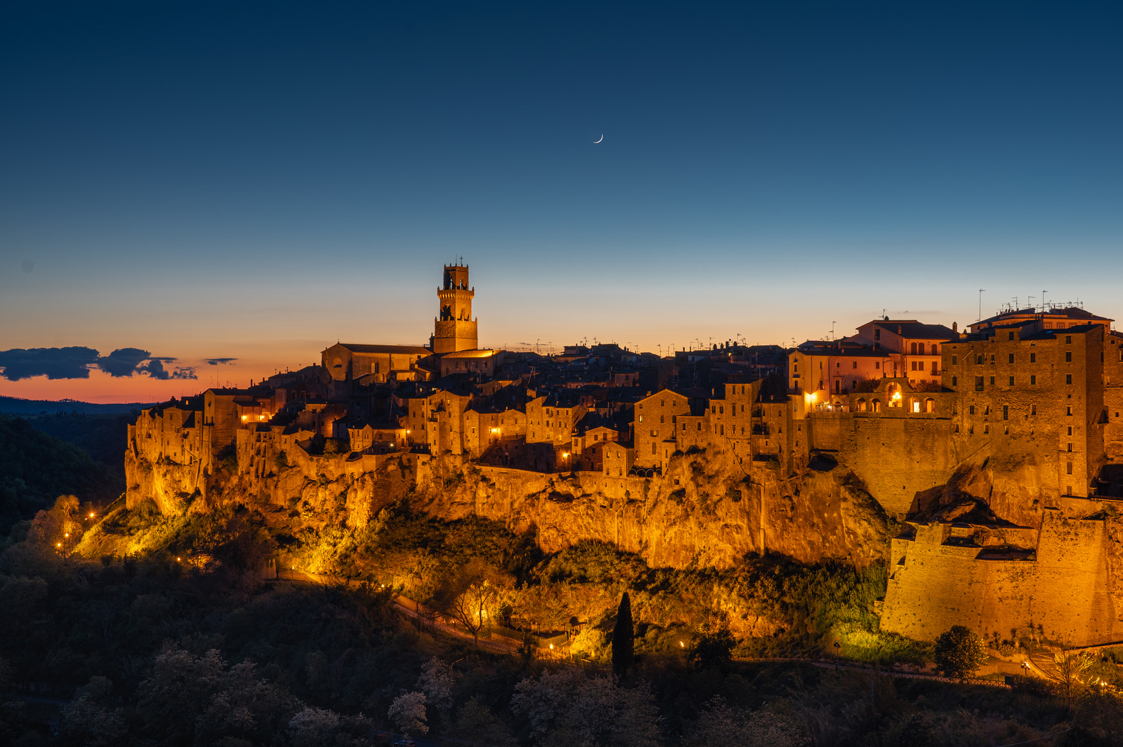 Die Stadt Pitigliano nach Sonnenuntergang